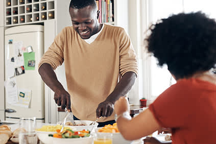 男人和女人在厨房准备食物在家里。