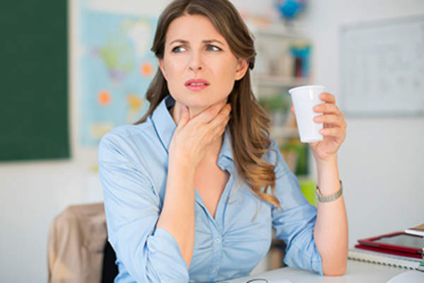 有吞咽困难的妇女。