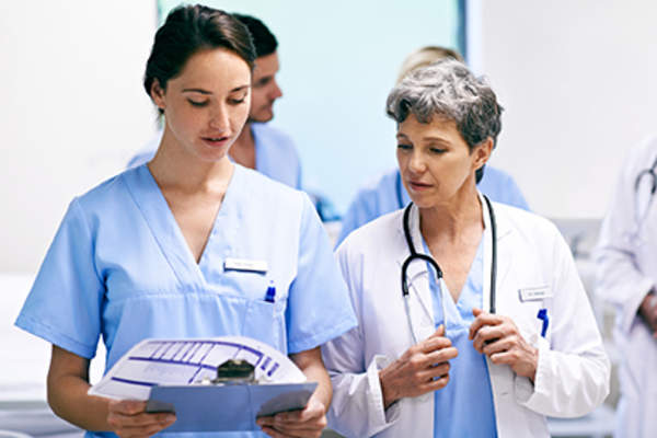 外科肿瘤学家在读一份报告。