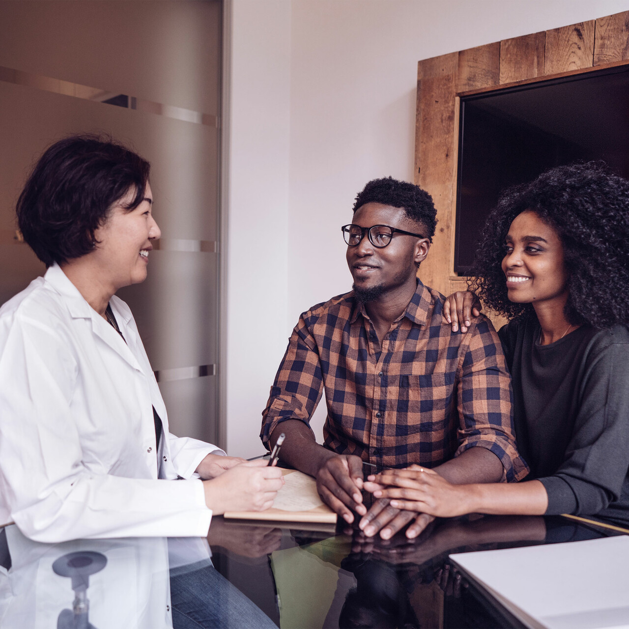 医生咨询一对夫妇