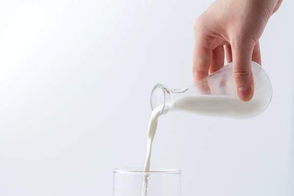 用手倾倒牛奶“>
</picture>
</header>
<figcaption class=