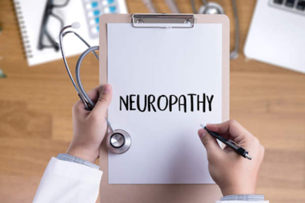 医生在笔记板上写神经病。