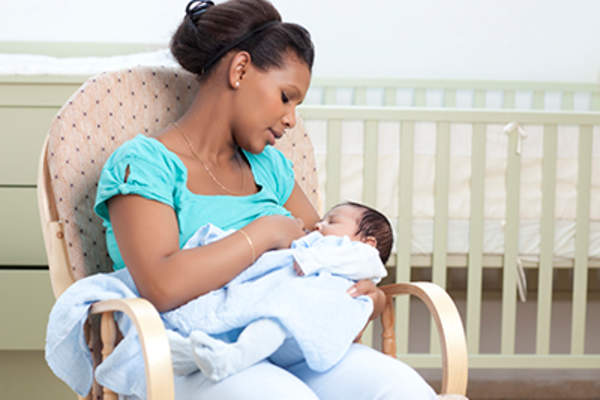 母亲给婴儿哺乳