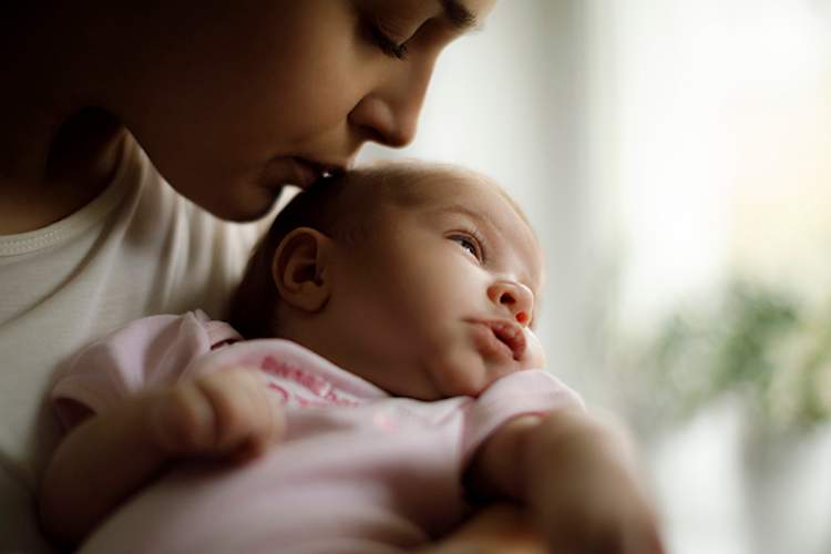 妈妈亲吻宝宝的额头。