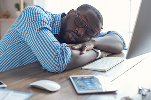 男人在工作期间疲劳。