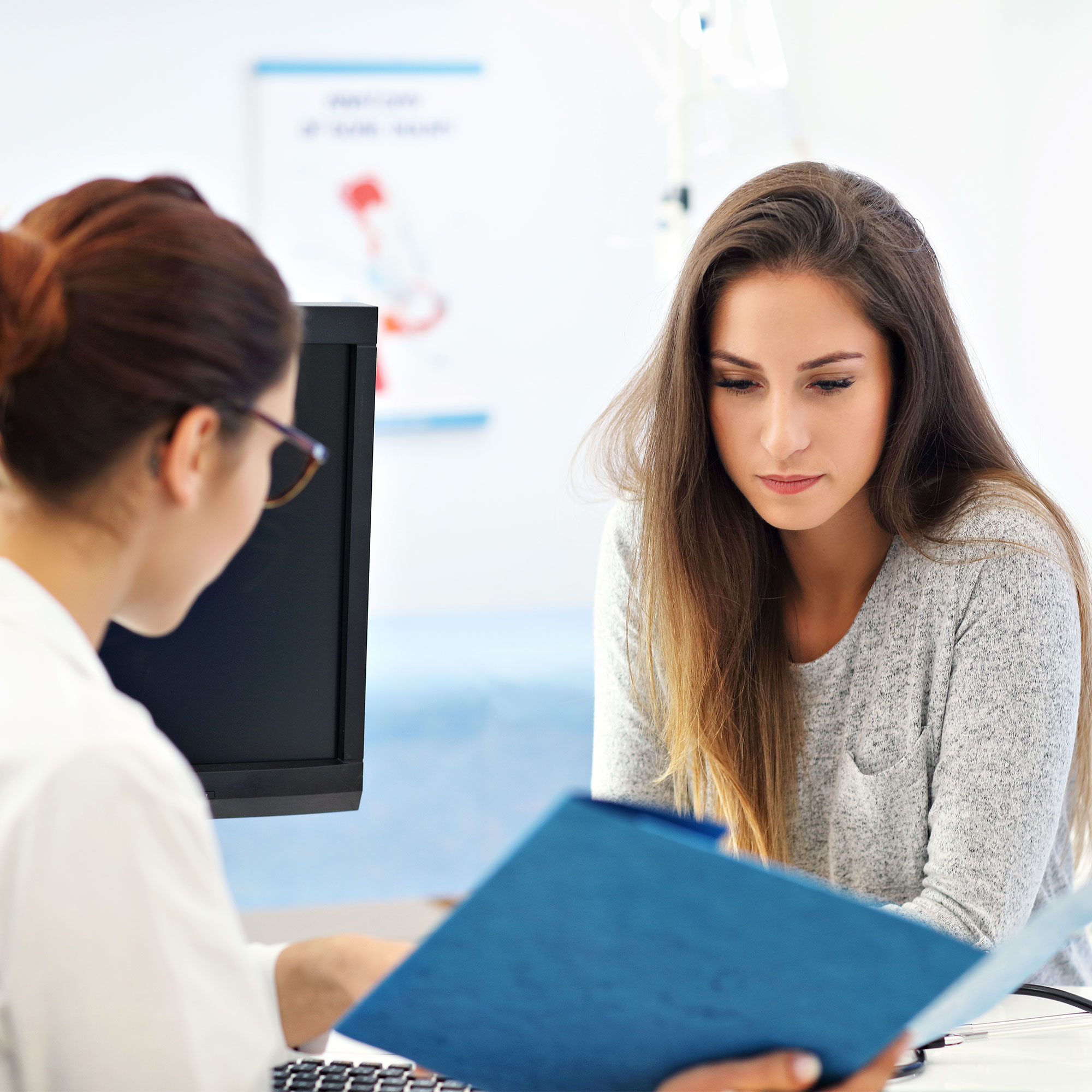 医生和患者一起审查文件