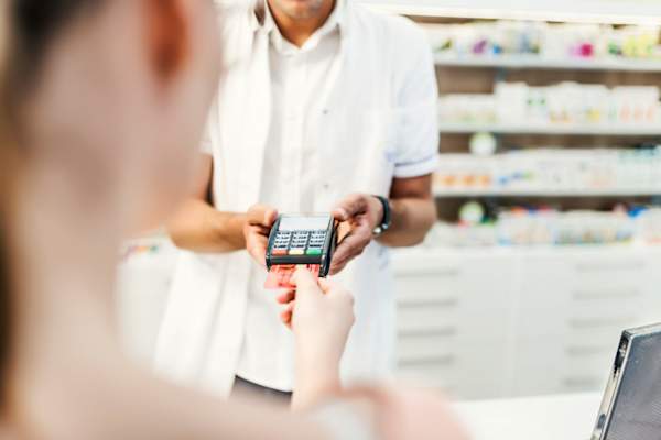 女子用卡在药店付费