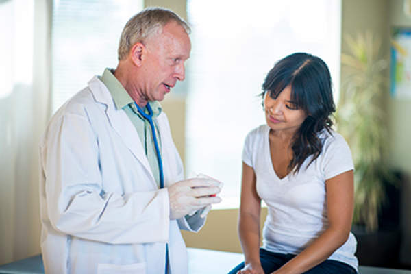 医生给他的病人开药。