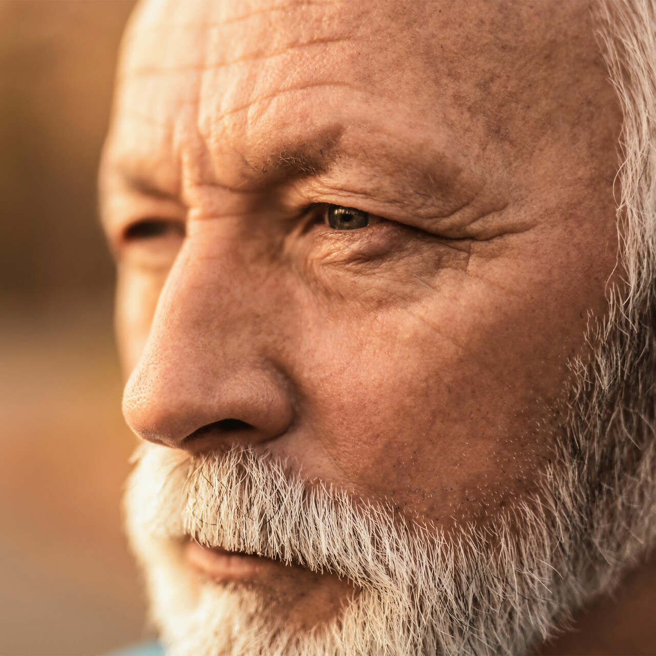 一个男人的特写看起来若有所思