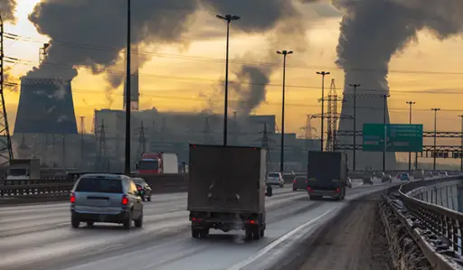 汽车和卡车在空气污染的道路上。