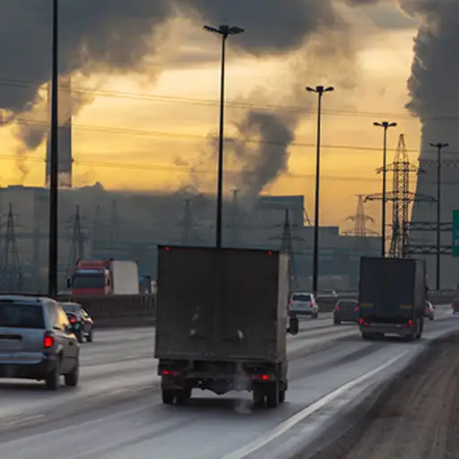 汽车和卡车在空气污染的道路上。