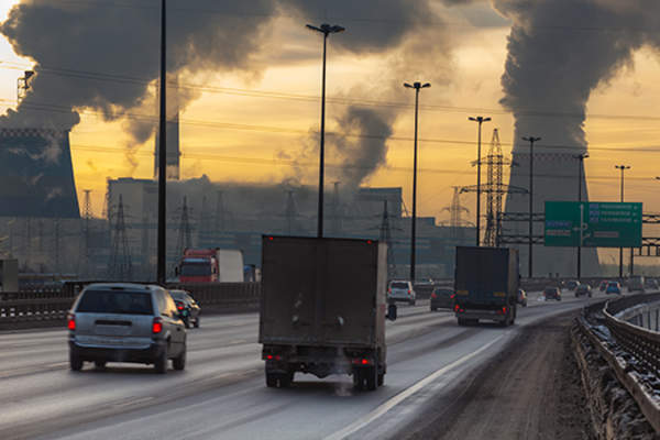 道路上的汽车和卡车污染空气。