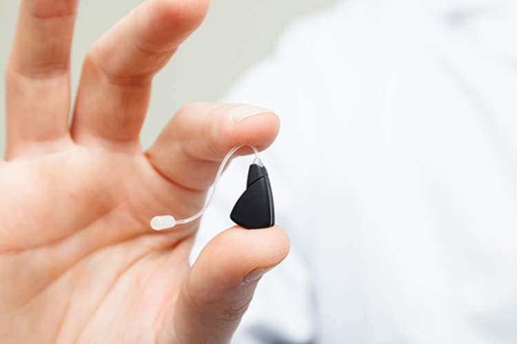 举起助听器的手