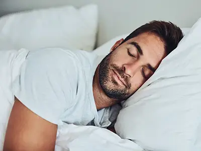 睡觉在床上的人。