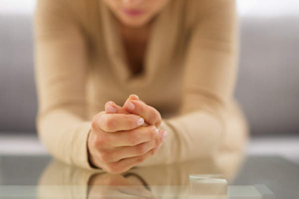 特写拍摄了一个压力很大的人的手,他倚靠在桌子上