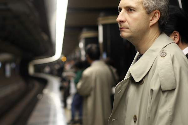 火车站沮丧的人