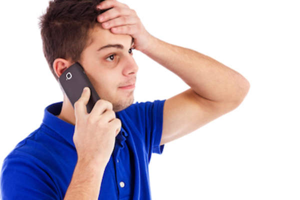 疲惫的少年男子把头靠在前额上