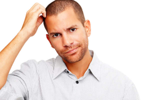 男人困惑,挠着头