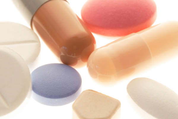 各种白色背景的药片。