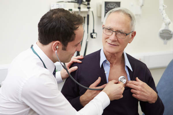 医生对病人使用听诊器。