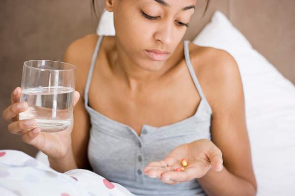 女子服用药丸。