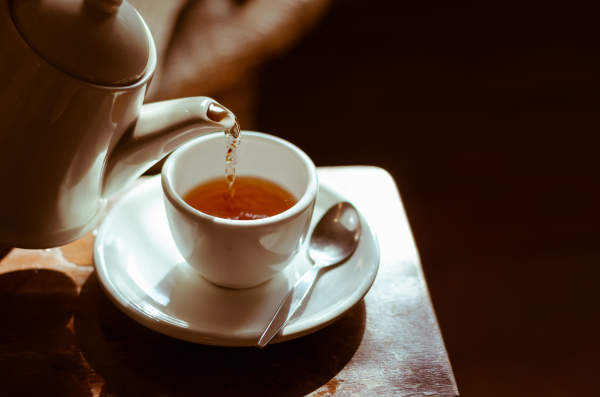 茶浇出一个茶壶。