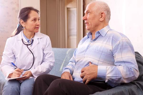 老人交谈一个医生。