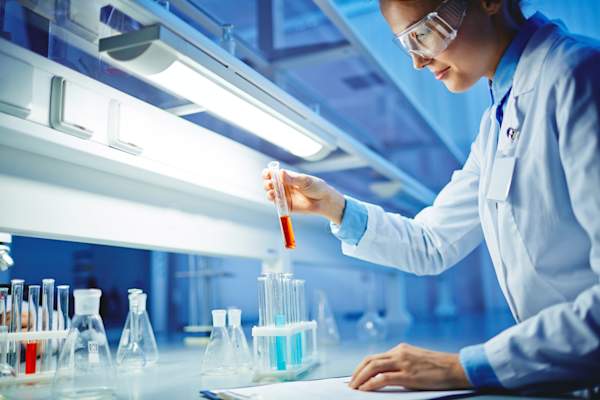 一位科学家在试验新的医学疗法。