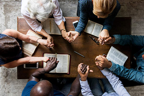 祈祷小组手牵手。