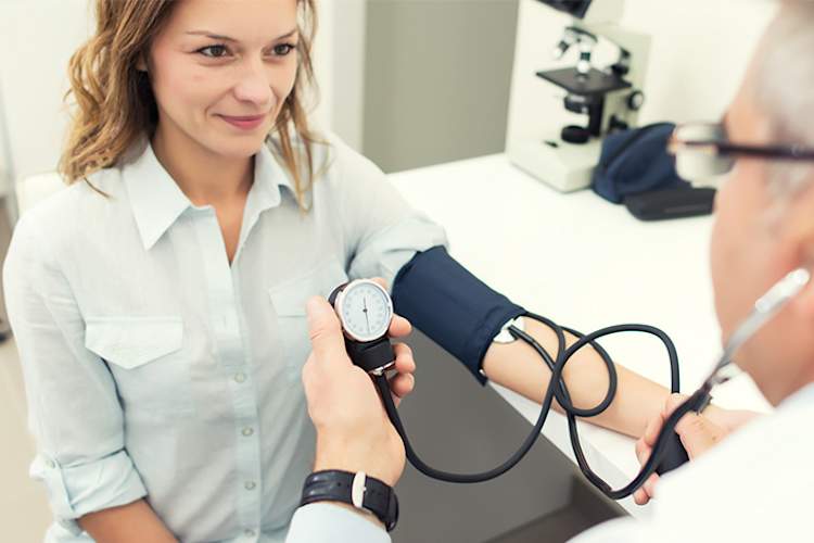 一位女士正在接受血压检查。