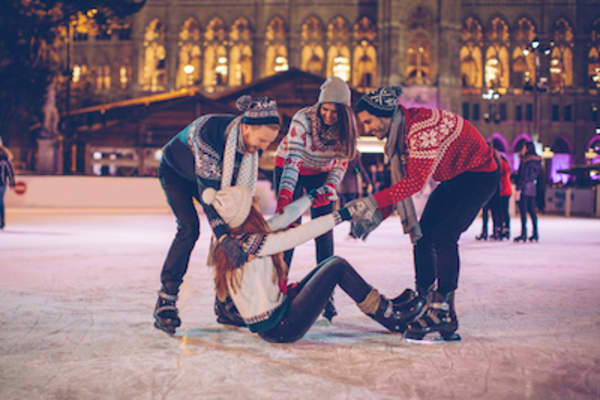 和朋友一起滑冰。