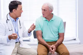 老人谈论前列腺癌的治疗方案与他的医生。