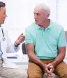 高级的人讨论前列腺癌和他的医生的治疗方案。