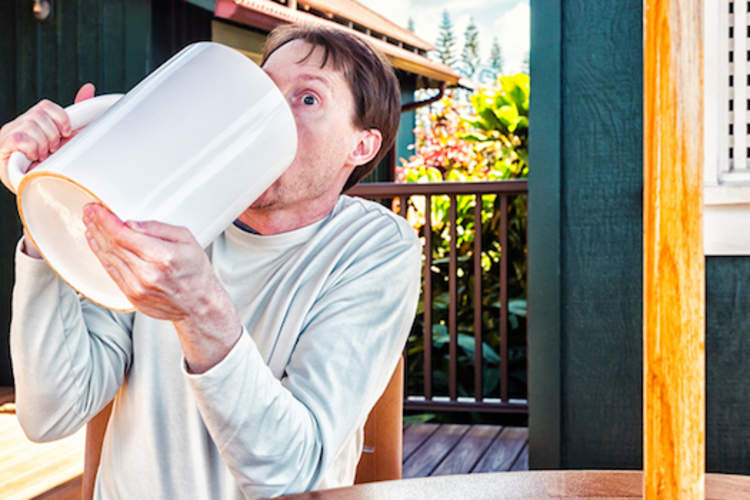 在庞大的杯子很多的咖啡。