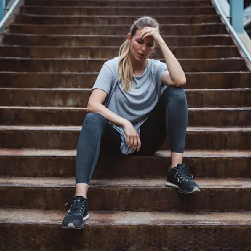在楼梯上休息的女人