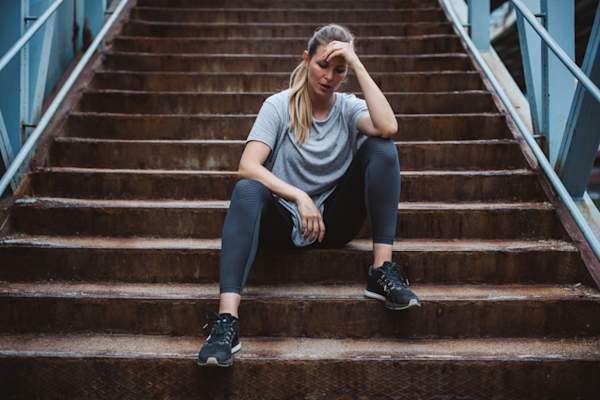 在楼梯上休息的女人