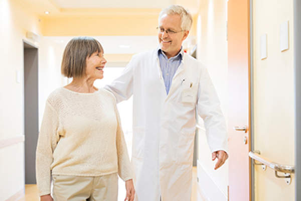 医生领先病人到他的办公室。