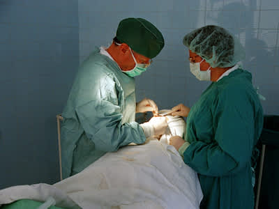 做手术的外科医生。