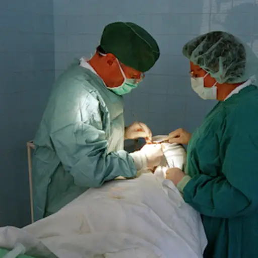 外科医生进行手术。