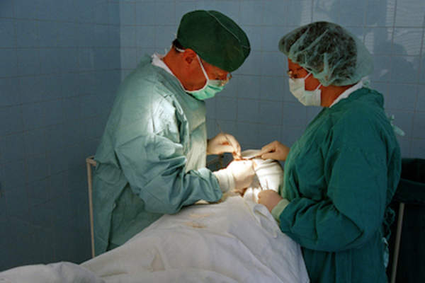 做手术的外科医生。