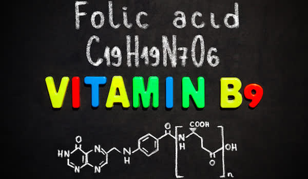 叶酸（维生素B6）的化学结构和式写在黑板上。