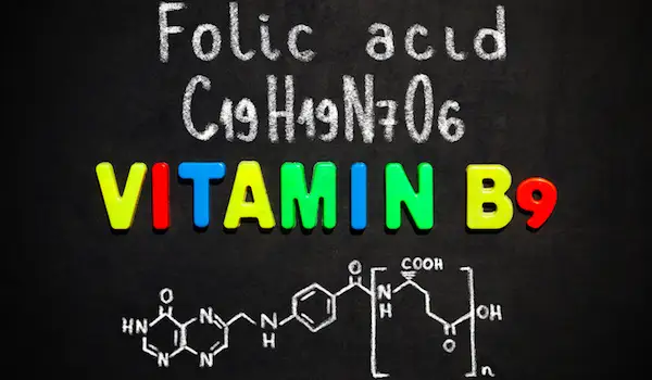 叶酸（维生素B6）化学结构和在黑板上写的配方。