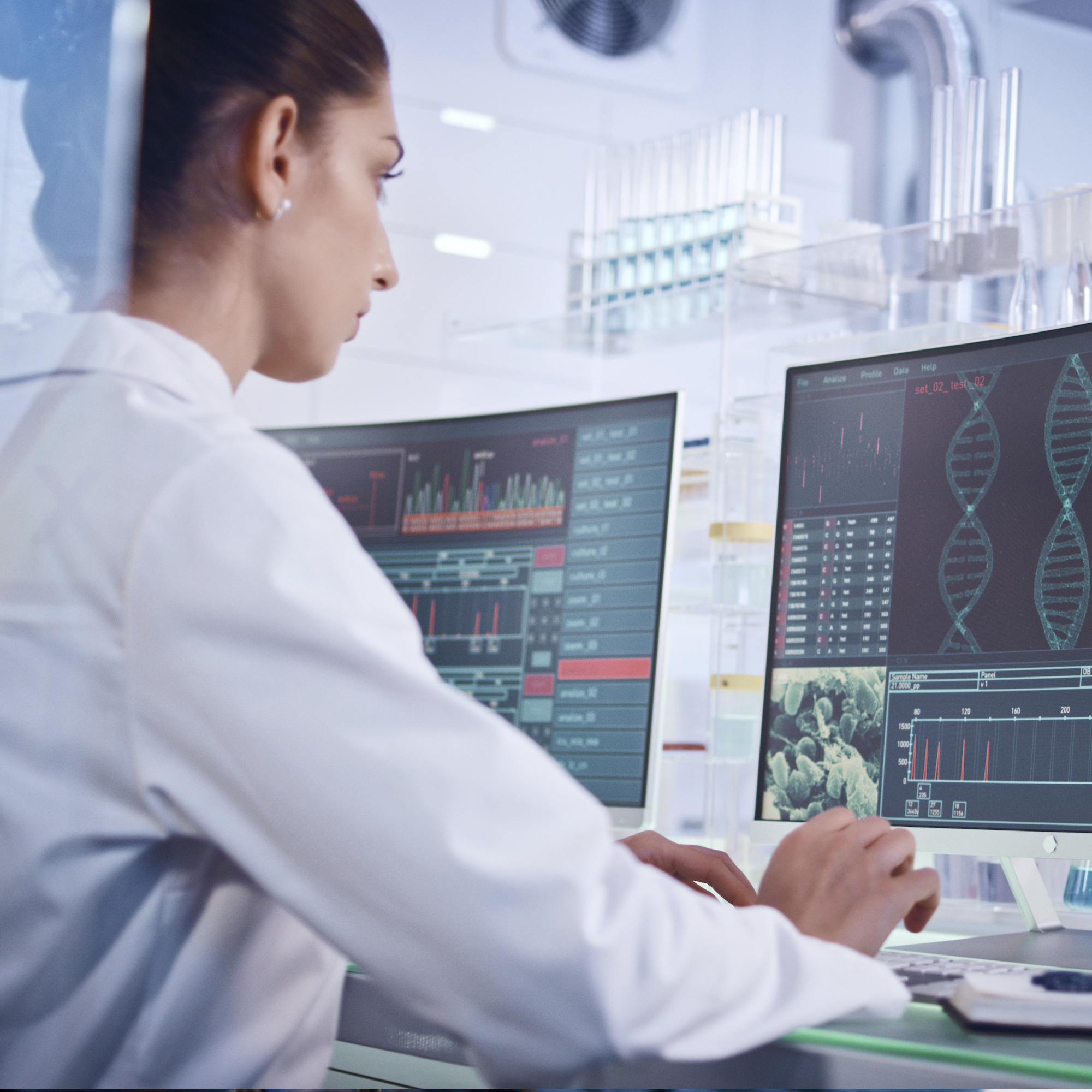 医生在显微镜电脑上观察DNA