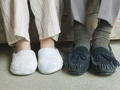 夫妇佩带的拖鞋。