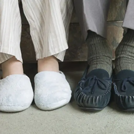 夫妇佩带的拖鞋。