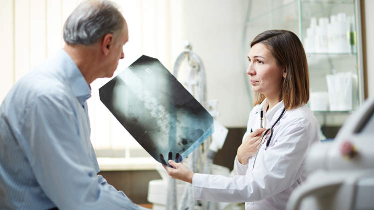 医生呈现出肺部X射线一位资深病人。