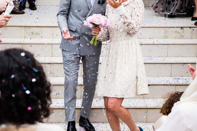 新娘和新郎走下楼梯