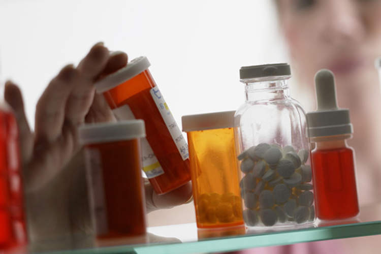 女人看着药柜丸