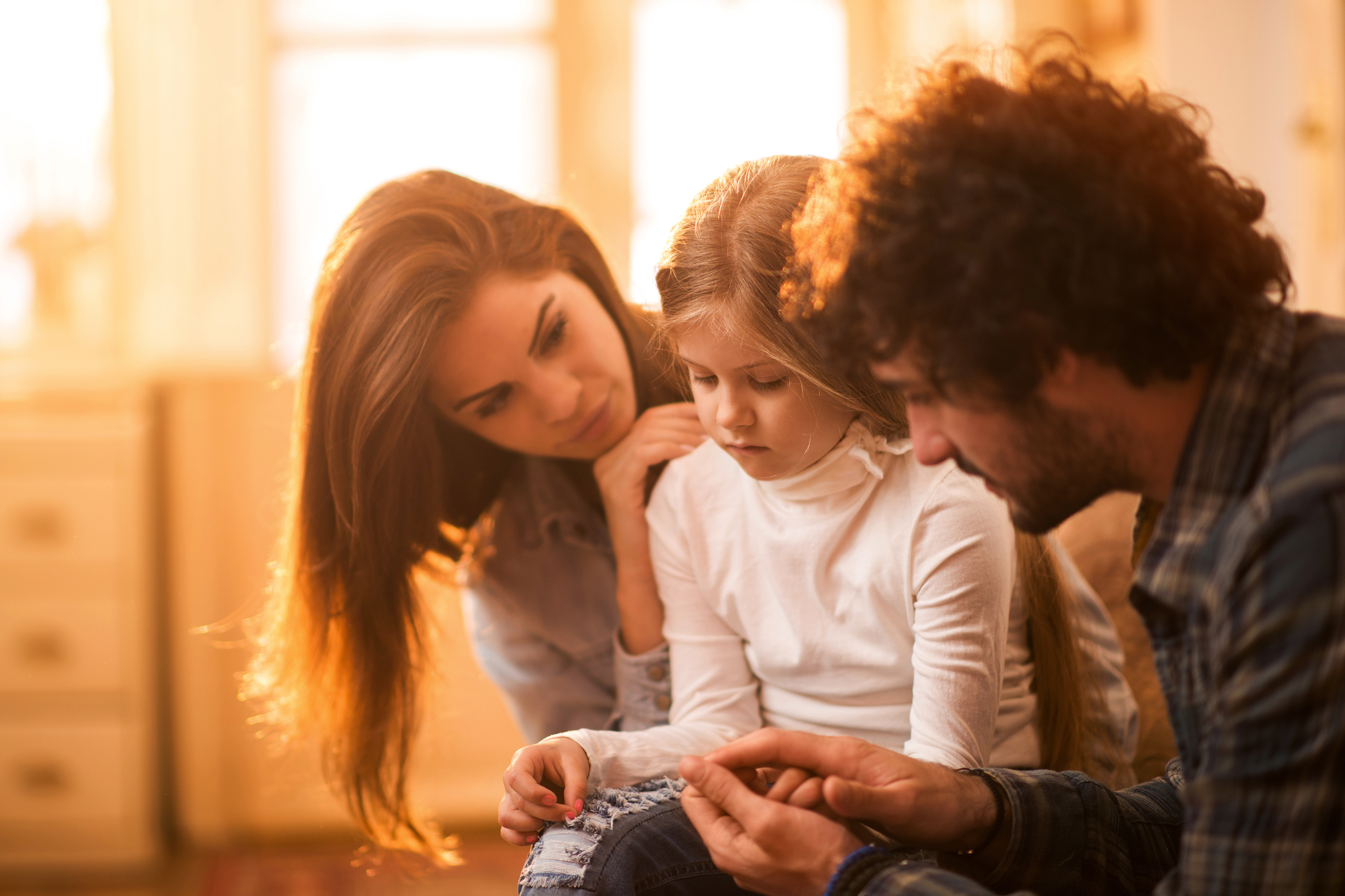 They their father help. Родители и дети. Разговор с ребенком. Разговор родителей с ребенком. Родители и дети картинки.