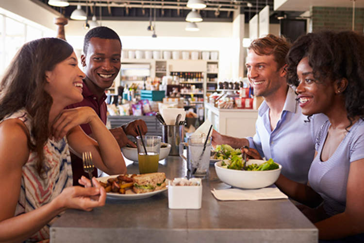 一起共进午餐夫妇。